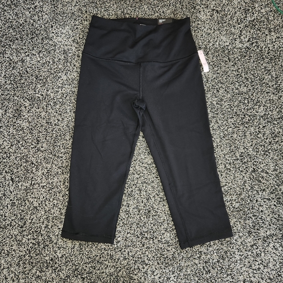Victoria's Secret Pants - Victoria secret knockout crop leggings